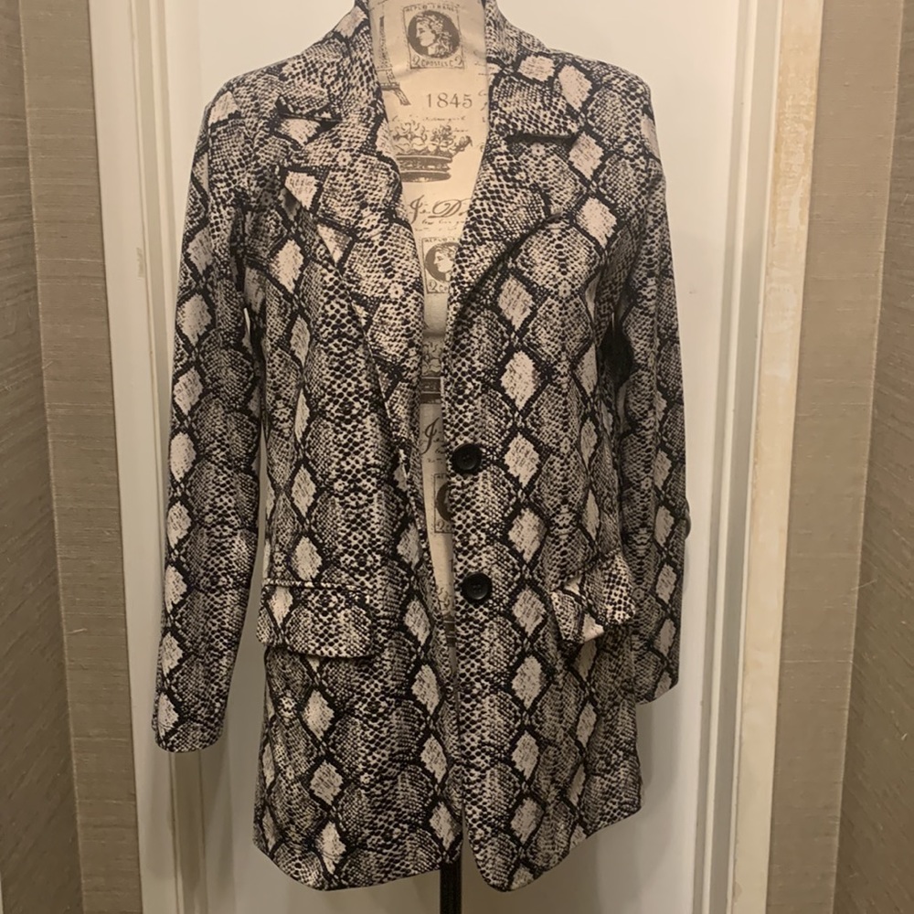 🐍 Get Sssstylish with the Veronica M Snakeskin Print Blazer in Size Small! 🐍 - Picture 5 of 16